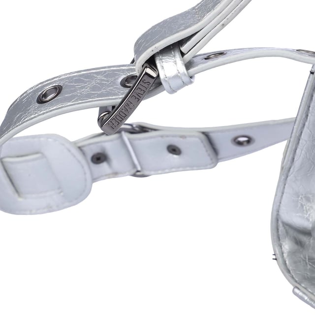 One zip pocket on the front. Zip pocket on the back. Closes with two-way zipper. Two handles. Removable and adjustable shoulder strap. Detachable pendant. Separate case. Inside: One main compartment. One zip pocket. One slip pocket. Separate case.