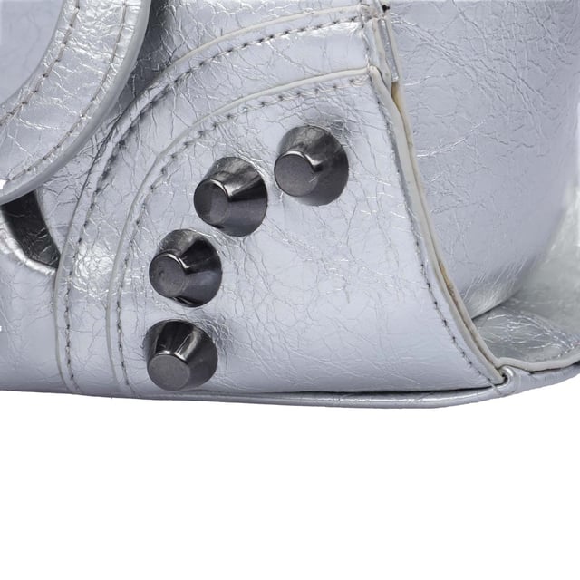 One zip pocket on the front. Zip pocket on the back. Closes with two-way zipper. Two handles. Removable and adjustable shoulder strap. Detachable pendant. Separate case. Inside: One main compartment. One zip pocket. One slip pocket. Separate case.