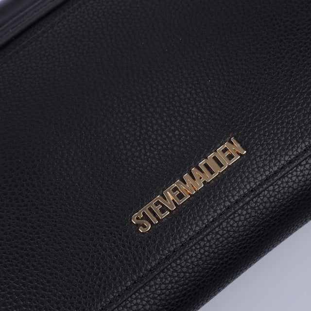 Bestendige buitenkant van synthetisch leer in zwart met generfd oppervlak.Binnenvoering bestaat uit ongevoelige zwarte synthetische vezels.Geaccentueerd met moderne goudkleurige metalen details.Een afneembaar handvat van duurzaam synthetisch leer (ca. 53 cm lang) voor meer variatie tijdens het dragen.Verder een afneembare en afneembare riem van duurzaam synthetisch leer (ca. 108 cm tot 123 cm lang).Gesloten met klep met klapslot en ritssluiting.Indeling interieur: een hoofdvak en twee kleinere extra vakken.Twee buitenvakken bieden snelle toegang tot kleinere spullen.
