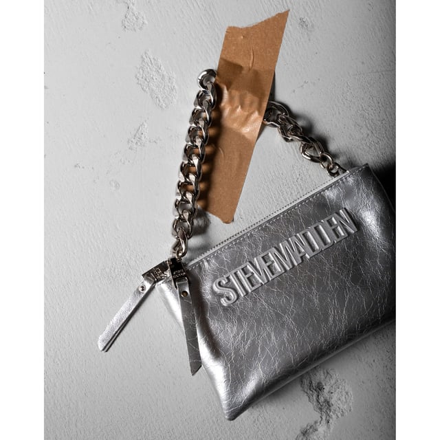 Closes with magnetic clasp  closes with zipper.Detachable handle.Removable and adjustable shoulder strap.Inside:Two main compartments and one minor compartement.One zip pocket.One slip pocket.Polished silver metal fittings.