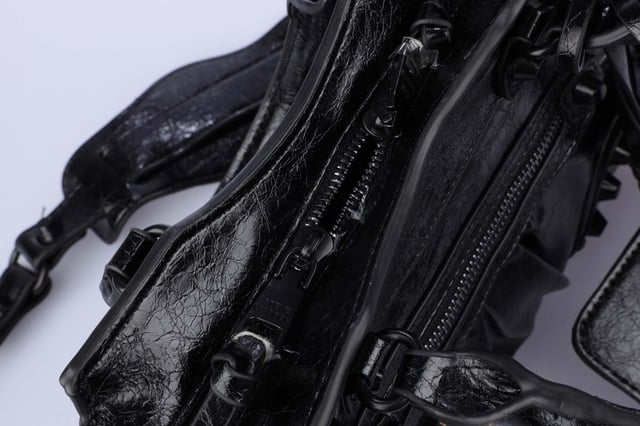 One zip pocket on the front.Zip pocket on the back.Closes with two-way zipper.Two handles.Removable and adjustable shoulder strap.Detachable pendant.Separate case.Inside:One main compartment.One zip pocket.One slip pocket.Separate case.