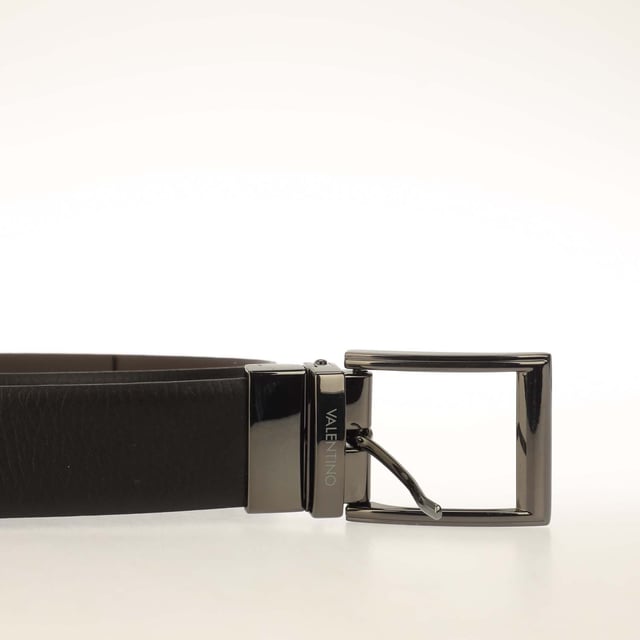 Belt closes with belt closure.5 pierced holes.The VALENTINO logo is clearly visible.