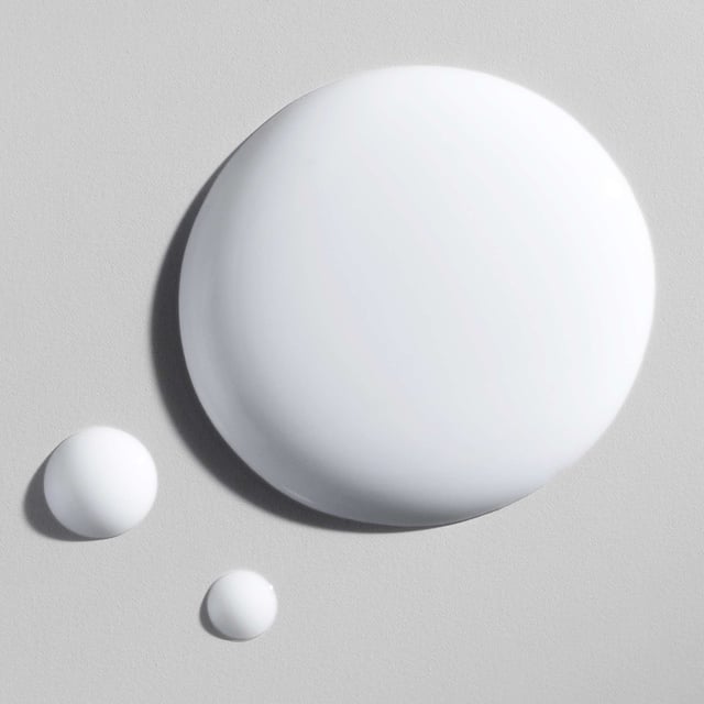 Revitalize your hair with Wella Professionals Ultimate Repair Protective Leave-In Lotion. This 140ml cream serum is designed to repair, protect, and seal hair from damage while providing a flawless finish. It combats breakage, UV exposure, heat (up to 230°C/450°F), mechanical damage, and frizz, delivering up to 99% less breakage and 8 times smoother hair for up to 72 hours. Infused with patented AHA and Omega-9 for deep nourishment, this vegan formula is suitable for all hair types and textures. Experience healthier-looking hair today!