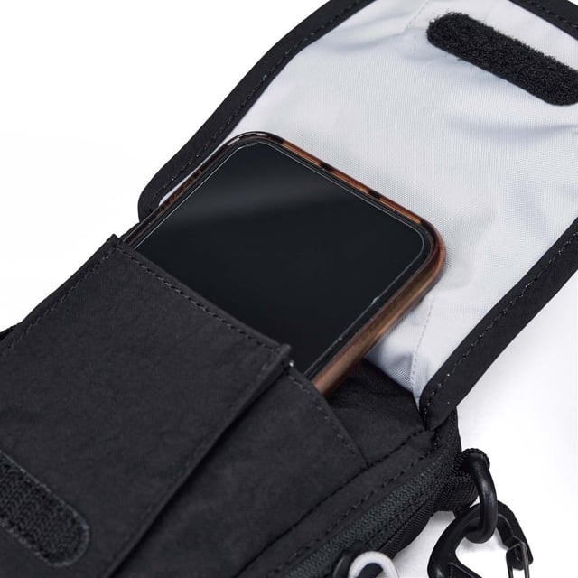 The Berghaus Logo X-Body is a versatile and convenient carry-all for valuables and small items. Featuring compartmentalized storage.Fine-tune the function depending on your preference.