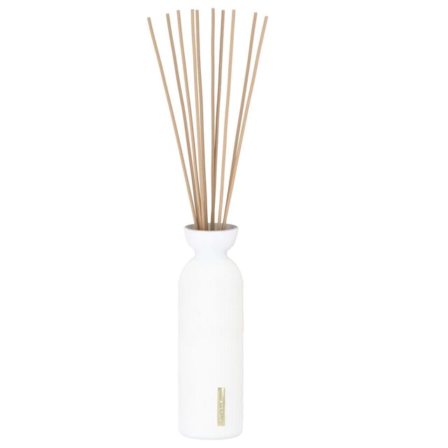 Rituals The Ritual of Sakura Reed Diffuser - Cherry Blossom Scented Fragrance Sticks Experience the enchanting aroma of The Ritual of Sakura Reed Diffuser by Rituals. Inspired by the Japanese tradition of cherry blossom viewing, this diffuser fills your space with a refreshing and uplifting scent that celebrates joy. The fragrance opens with sweet green notes and nashi pear, leading to a heart of delicate cherry blossoms, anchored by orris at the base. Perfect for creating a serene atmosphere in any room, this vegan-friendly diffuser is easy to use—simply place the fragrance sticks in the oil and enjoy.