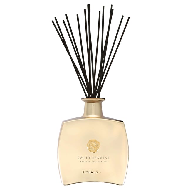 Transform your living space with the Rituals Private Collection Sweet Jasmine Fragrance Sticks. This exquisite diffuser features a blend of fruity and floral notes, starting with citrus and berries. The heart reveals a delightful mix of jasmine, peony, and lily-of-the-valley, while the base is enriched with warm sandalwood. Perfect for creating a calming atmosphere, this vegan-friendly product is easy to use—simply place the bottle in a stable spot and insert the sticks. Enhance your home with this elegant scent.
