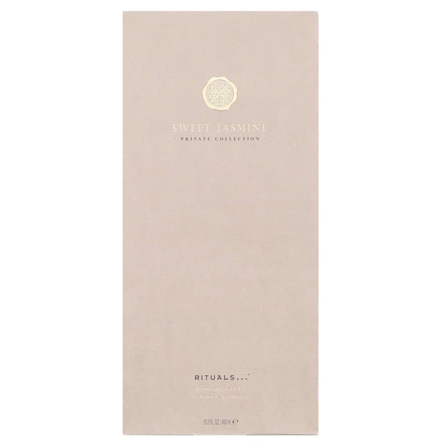 Transform your living space with the Rituals Private Collection Sweet Jasmine Fragrance Sticks. This exquisite diffuser features a blend of fruity and floral notes, starting with citrus and berries. The heart reveals a delightful mix of jasmine, peony, and lily-of-the-valley, while the base is enriched with warm sandalwood. Perfect for creating a calming atmosphere, this vegan-friendly product is easy to use—simply place the bottle in a stable spot and insert the sticks. Enhance your home with this elegant scent.