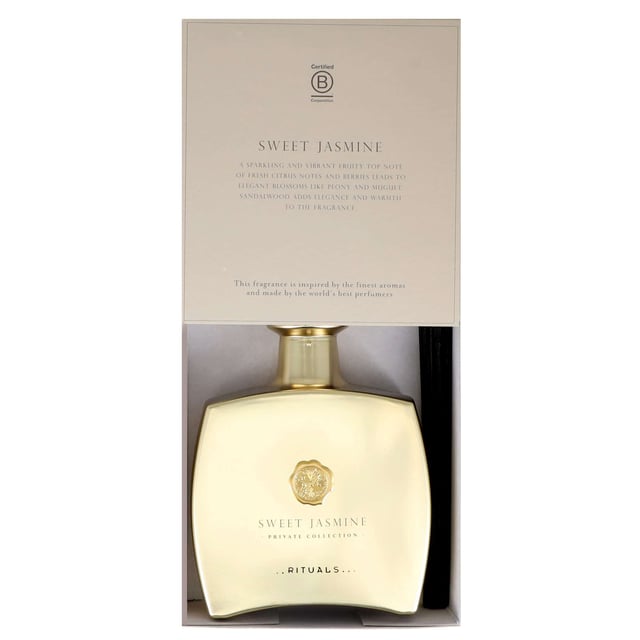 Transform your living space with the Rituals Private Collection Sweet Jasmine Fragrance Sticks. This exquisite diffuser features a blend of fruity and floral notes, starting with citrus and berries. The heart reveals a delightful mix of jasmine, peony, and lily-of-the-valley, while the base is enriched with warm sandalwood. Perfect for creating a calming atmosphere, this vegan-friendly product is easy to use—simply place the bottle in a stable spot and insert the sticks. Enhance your home with this elegant scent.