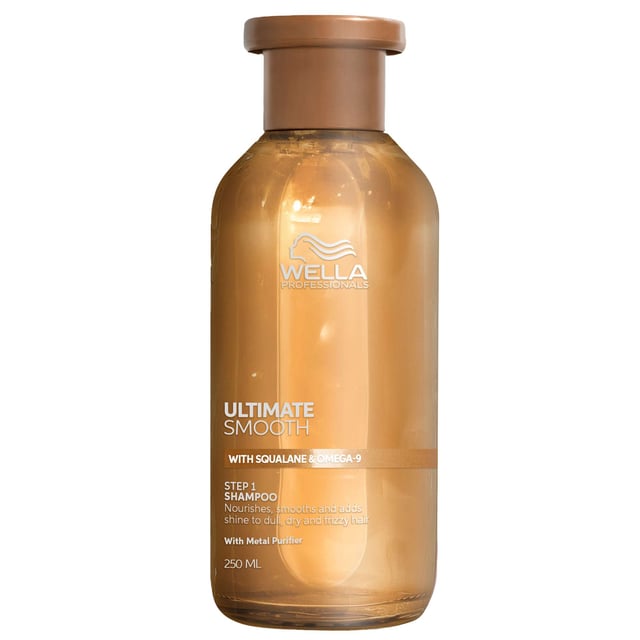 Erleben Sie die verjüngende Kraft des Wella Ultimate Smooth Shampoos, das speziell für koloriertes Haar entwickelt wurde. Dieses luxuriöse Shampoo verfügt über eine fortschrittliche Metal Purifier-Technologie, die Ihr Haar von Unreinheiten befreit, während Squalan und Omega-9 tiefgehende Nährstoffe von der Wurzel bis zu den Spitzen liefern. Genießen Sie einen reichhaltigen, verwöhnenden Schaum, der sanft reinigt, ohne die natürliche Feuchtigkeit Ihres Haares zu entziehen. Einfach auf nasses Haar auftragen, aufschäumen und ausspülen für wunderschön glattes und gesundes Haar. Perfekt für den täglichen Gebrauch, ist dieses 250 ml Shampoo Ihre ideale Lösung für lebendige, strahlende Locken.