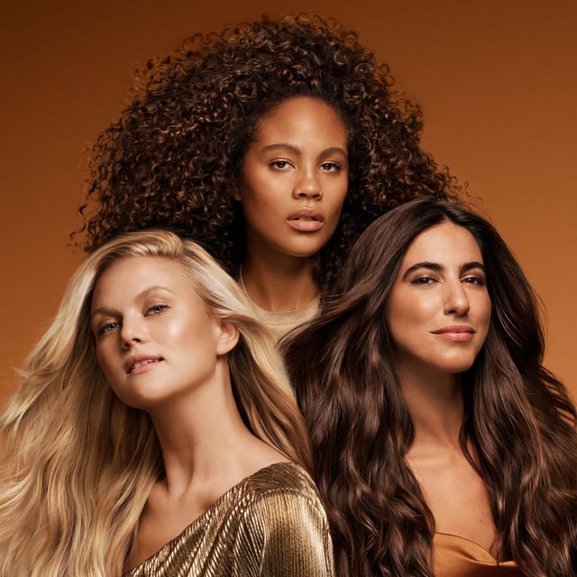 Erleben Sie die verjüngende Kraft des Wella Ultimate Smooth Shampoos, das speziell für koloriertes Haar entwickelt wurde. Dieses luxuriöse Shampoo verfügt über eine fortschrittliche Metal Purifier-Technologie, die Ihr Haar von Unreinheiten befreit, während Squalan und Omega-9 tiefgehende Nährstoffe von der Wurzel bis zu den Spitzen liefern. Genießen Sie einen reichhaltigen, verwöhnenden Schaum, der sanft reinigt, ohne die natürliche Feuchtigkeit Ihres Haares zu entziehen. Einfach auf nasses Haar auftragen, aufschäumen und ausspülen für wunderschön glattes und gesundes Haar. Perfekt für den täglichen Gebrauch, ist dieses 250 ml Shampoo Ihre ideale Lösung für lebendige, strahlende Locken.