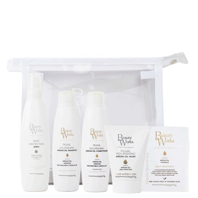 Transform your hair care with the Beauty Works Argan Moisture Repair Gift Set, designed to enhance your hair extensions. This travel set includes: 
- 50ml Pearl Nourishing Shampoo for cleansing 
- 50ml Argan Oil Conditioner for shine 
- 50ml Pearl Nourishing Argan Oil Mask for deep hydration in 10 minutes 
- 5ml Argan Oil Serum for shine and frizz control 
- 50ml Heat Protection Spray to safeguard your hair. Enjoy healthier hair with every use!