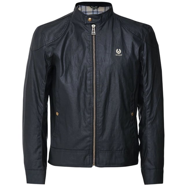 Erleben Sie ultimative Vielseitigkeit und Stil mit der Belstaff Black Jacket. Diese Jacke bietet sowohl Warme als auch modisches Design und ermoglicht Ihnen den muhelosen ubergang von einem lassigen Tageslook zu einem schicken Abend-Outfit. Bleiben Sie gemutlich und sehen Sie fantastisch aus mit dieser unverzichtbaren Jacke!, gewachste Jacke, Material: 100 % Baumwolle, gewachstes Baumwollmaterial, metallisches Markenabzeichen, normale Passform, kariertes Futter, Reissverschluss, schwarzer Mantel, grosse Knopftaschen