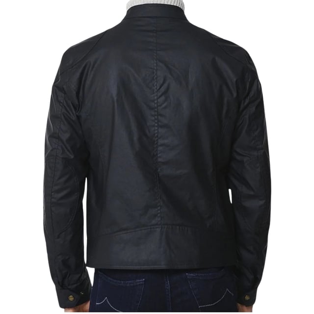 Erleben Sie ultimative Vielseitigkeit und Stil mit der Belstaff Black Jacket. Diese Jacke bietet sowohl Warme als auch modisches Design und ermoglicht Ihnen den muhelosen ubergang von einem lassigen Tageslook zu einem schicken Abend-Outfit. Bleiben Sie gemutlich und sehen Sie fantastisch aus mit dieser unverzichtbaren Jacke!, gewachste Jacke, Material: 100 % Baumwolle, gewachstes Baumwollmaterial, metallisches Markenabzeichen, normale Passform, kariertes Futter, Reissverschluss, schwarzer Mantel, grosse Knopftaschen