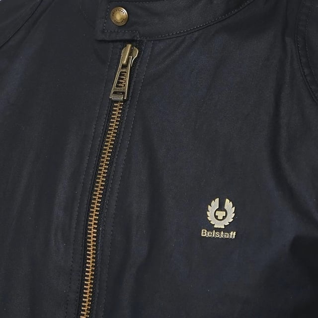 Erleben Sie ultimative Vielseitigkeit und Stil mit der Belstaff Black Jacket. Diese Jacke bietet sowohl Warme als auch modisches Design und ermoglicht Ihnen den muhelosen ubergang von einem lassigen Tageslook zu einem schicken Abend-Outfit. Bleiben Sie gemutlich und sehen Sie fantastisch aus mit dieser unverzichtbaren Jacke!, gewachste Jacke, Material: 100 % Baumwolle, gewachstes Baumwollmaterial, metallisches Markenabzeichen, normale Passform, kariertes Futter, Reissverschluss, schwarzer Mantel, grosse Knopftaschen