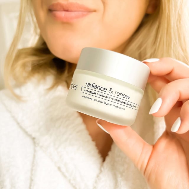 Transform your skin overnight with Skin Doctors Radiance & Renew Multi-Active Resurfacing Cream. This powerful, one-step treatment gently exfoliates the top layer of dead skin, revealing a youthful and radiant complexion. Ideal for addressing signs of aging, uneven skin texture, pigmentation, and blemishes, this cream utilizes a blend of alpha and beta hydroxy acids for a professional-grade resurfacing effect. Designed for all skin types, simply apply a thin layer before bed and wake up to rejuvenated skin. Experience the difference in your skin's clarity and brightness.