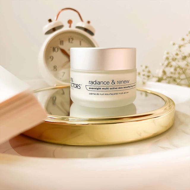 Transform your skin overnight with Skin Doctors Radiance & Renew Multi-Active Resurfacing Cream. This powerful, one-step treatment gently exfoliates the top layer of dead skin, revealing a youthful and radiant complexion. Ideal for addressing signs of aging, uneven skin texture, pigmentation, and blemishes, this cream utilizes a blend of alpha and beta hydroxy acids for a professional-grade resurfacing effect. Designed for all skin types, simply apply a thin layer before bed and wake up to rejuvenated skin. Experience the difference in your skin's clarity and brightness.