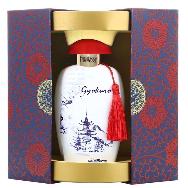 Embark on an enchanting olfactory journey with the Venezia & Oriente Gyokuro Eau de Parfum Spray. This exquisite fragrance begins with a radiant fusion of floral and fruity notes, uplifted by a hint of intriguing black pepper. Experience a vibrant opening featuring Neroli and exotic fruits that awaken your senses. The heart reveals the refreshing essence of Gyokuro tea, delicately combined with Lotus Flower, Peach, and Tuberose. Finally, a warm base of Ambergris, Sandalwood, and Vetiver leaves a lasting impression.