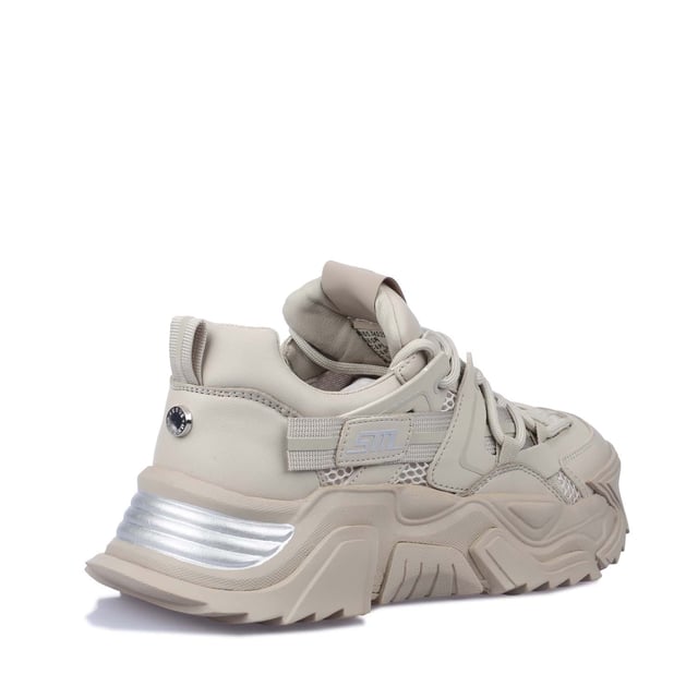 Lace up fastening.Pull tab.Padded tongue.Signature Steve Madden branding.Textured grip tread.Durable rubber outsole.
