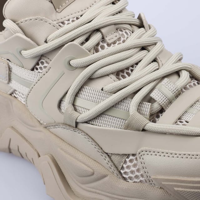 Lace up fastening.Pull tab.Padded tongue.Signature Steve Madden branding.Textured grip tread.Durable rubber outsole.
