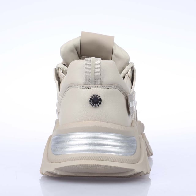 Lace up fastening.Pull tab.Padded tongue.Signature Steve Madden branding.Textured grip tread.Durable rubber outsole.