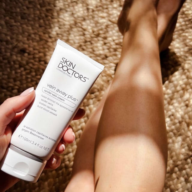 Discover the ESPA Tri-Active Resilience ProBiome Face Serum, a clinically proven formula featuring pre and probiotic technology, Peony, and microalgae. This serum combats stressors, promotes an even skin tone, and enhances radiance. With improved elasticity, your complexion feels revitalized. Irish Moss Seaweed decongests while Neroli hydrates. Suitable for all skin types, this vegetarian and gluten-free serum strengthens skin vitality. Apply 1-2 drops to face, neck, and décolleté after cleansing, morning and evening.
