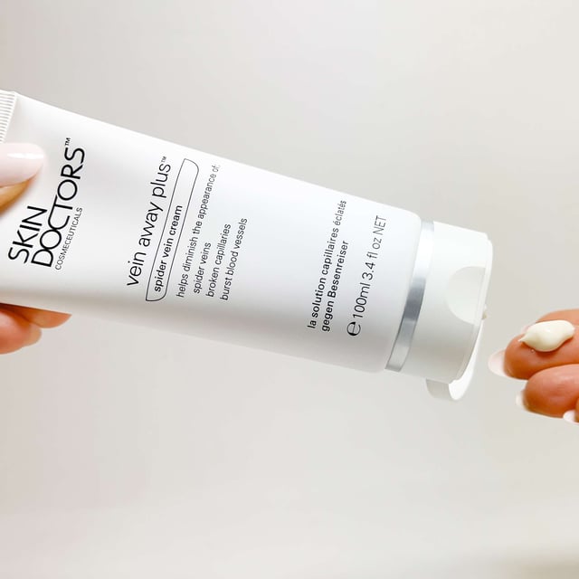 Discover the ESPA Tri-Active Resilience ProBiome Face Serum, a clinically proven formula featuring pre and probiotic technology, Peony, and microalgae. This serum combats stressors, promotes an even skin tone, and enhances radiance. With improved elasticity, your complexion feels revitalized. Irish Moss Seaweed decongests while Neroli hydrates. Suitable for all skin types, this vegetarian and gluten-free serum strengthens skin vitality. Apply 1-2 drops to face, neck, and décolleté after cleansing, morning and evening.
