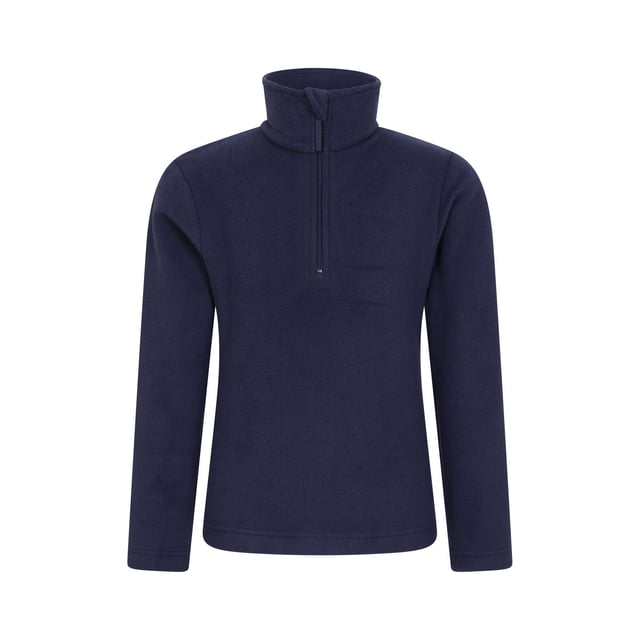 Stof: Microfleece. Ontwerp: Logo. Stoftechnologie: Ademend, Lichtgewicht, Sneldrogend, Zacht. Halslijn: Collared. Mouwtype: Met lange mouwen. Sluiting: Halve Rits, Pull Over. 13 Jaar: 33 in. 2-3 jaar: 21,5 in. 3-4 jaar: 22,5 in. 5-6 jaar: 24 in. 7-8 jaar: 26 in. 9-10 jaar: 28,5 in. 11-12 jaar: 30,5 in.