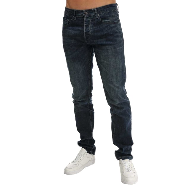 99% bomull, 1% elastan. Tyg: Denim, stretch. Design: Logotyp, slät yta. Fickor: 2 sidofickor, 2 bakfickor, 1 myntficka. Fästning: Knapp, blixtlås. Bältesöglor, kontrastsömmar. Passform: Konisk.