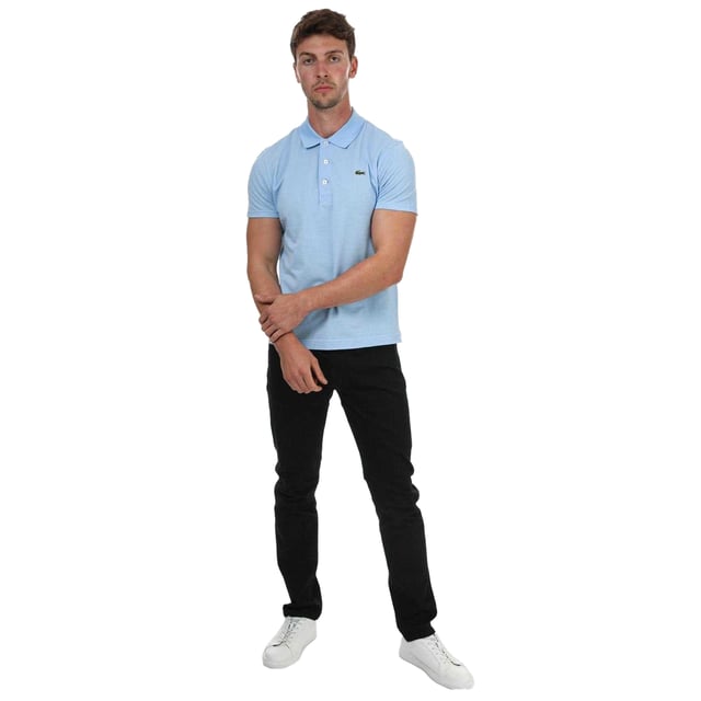 99% Baumwolle, 1% Elastan. Gewebe: Denim, Stretch. Design: Logo, Unifarben. Taschenart: Zwei Seitentaschen, 2 Taschen hinten, Eine Münzentasche. Knopfverschluss, Hosenschlitz mit Reißverschluss. Gürtelschlaufen, Kontrastnähte. Passform: Schmal zulaufend.