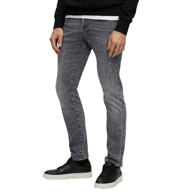 Material: Bomullsblandning. Utförande: Slät. Fickor: 2 sidofickor, 2 bakfickor, 1 myntficka. Fästning: Knapp, blixtlås. Läderlapp. Passform: Smal.