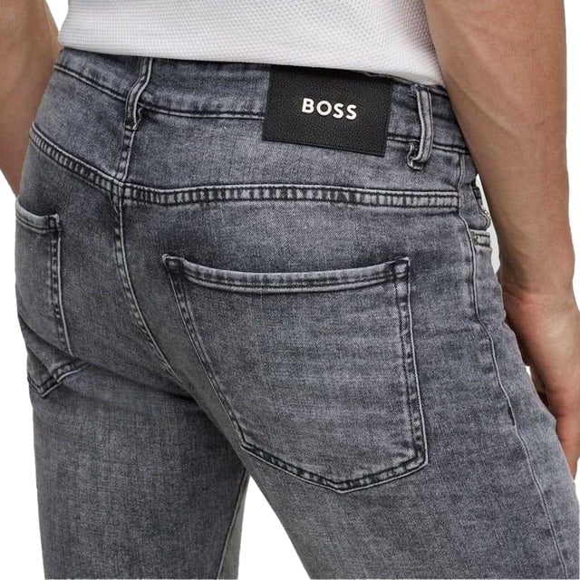 Material: Bomullsblandning. Utförande: Slät. Fickor: 2 sidofickor, 2 bakfickor, 1 myntficka. Fästning: Knapp, blixtlås. Läderlapp. Passform: Smal.