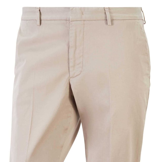 98% Baumwolle, 2% Elastan. Gewebe: Stretch, Twill. Design: Unifarben. Haken und Ösen, Hosenschlitz mit Reißverschluss. Gürtelschlaufen. Nachhaltigkeit: Aus verantwortungsbewusst bewirtschafteten Quellen.