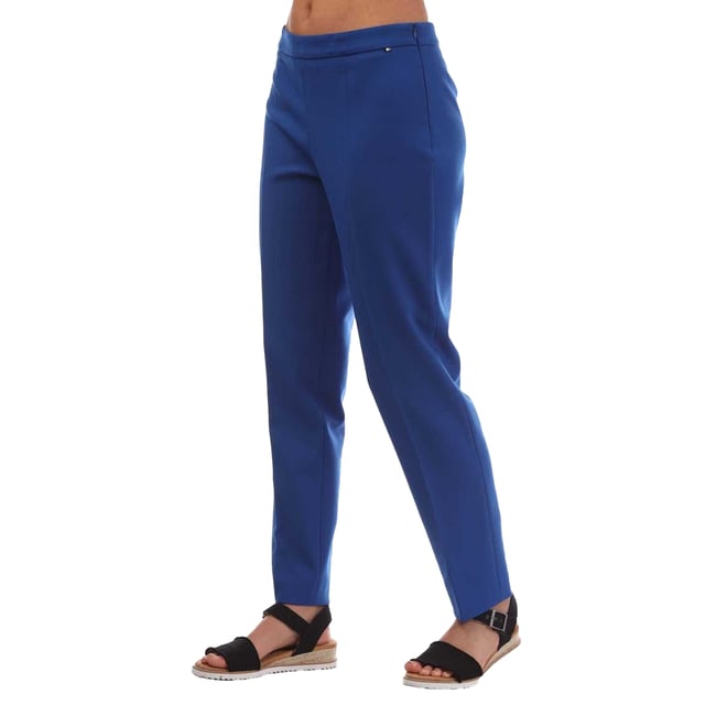 61% gerecycled polyester, 26% viscose, 7% katoen, 6% elastaan. Ontwerp: Eenvoudig. Bevestiging: Zijrits. Riemlussen. Geschikt: Regelmatig.