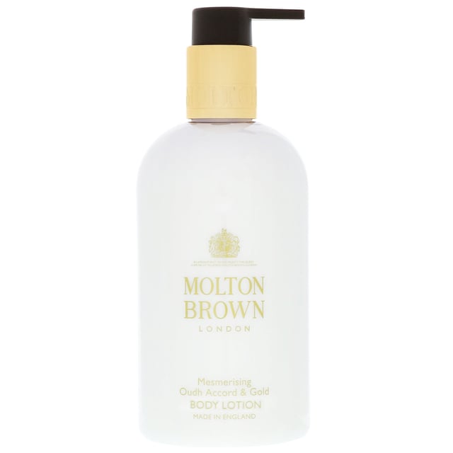 Indulge your skin with the luxurious Molton Brown Mesmerising Oudh Accord & Gold Body Lotion. This unisex body lotion is expertly formulated to deeply hydrate and nourish your skin while enveloping you in an enchanting blend of cinnamon leaf, nutmeg, bergamot, elemi, myrrh, black tea, oudh, vetiver, and honey. Experience the perfect balance of moisture and fragrance with every application. Proudly cruelty-free and Leaping Bunny approved, this body lotion is a must-have for anyone seeking a touch of elegance in their daily skincare routine.