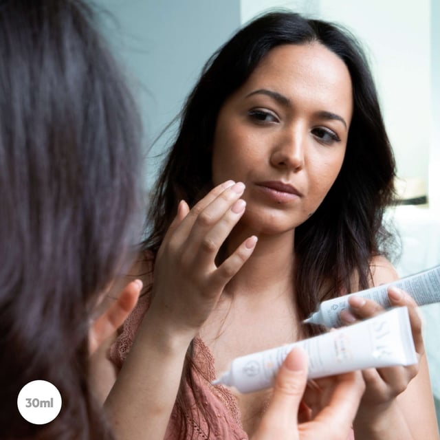 SVR Clairial CC Cream SPF50+ for Hyperpigmentation - 40ml Discover the power of flawless skin with SVR Clairial CC Hyperpigmentation Cream SPF50+. This advanced 3-in-1 formula not only corrects dark spots and hyperpigmentation but also provides high-level SPF50+ protection against harmful UVA, UVB, and visible light. Available in a versatile medium shade, it instantly unifies your complexion for a radiant look. Ideal for daily use, this unisex cream is perfect for anyone seeking a smoother, more even skin tone while staying protected from the sun. Apply generously to your face and neck each morning for best results.