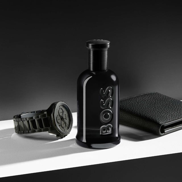 Experience the essence of sophistication with HUGO BOSS BOSS Bottled Parfum, a luxurious men's fragrance designed for the modern man. This 50ml parfum features a captivating woody-ambery scent that opens with vibrant mandarin and spicy incense, transitioning into a rich heart of orris and fig tree root. The warm base notes of cedarwood and vegetal leather provide lasting intensity and charisma. Perfect for any occasion, this new fragrance elevates your presence and leaves a lasting impression. Embrace your inner BOSS with this exquisite aftershave.