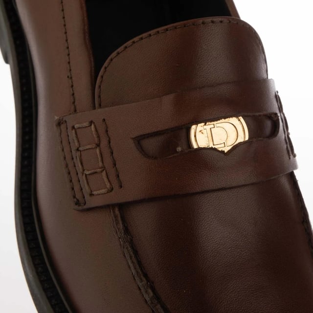 Marke: Dune London. Obermaterial: Leder. Laufsohle: Gummi. Absatz: Niedriger Absatz. Niedrig geschnitten. Design: Metal Logo, Unifarben. Zehenstil: Rund. Zum Anschlüpfen.