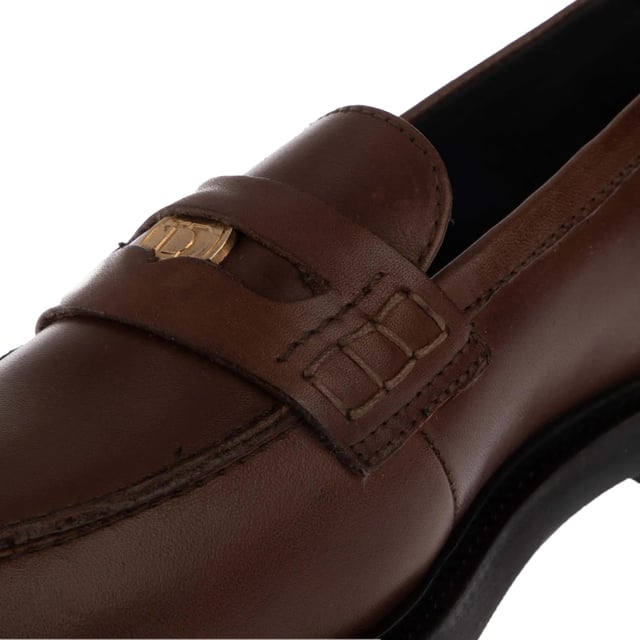 Marke: Dune London. Obermaterial: Leder. Laufsohle: Gummi. Absatz: Niedriger Absatz. Niedrig geschnitten. Design: Metal Logo, Unifarben. Zehenstil: Rund. Zum Anschlüpfen.