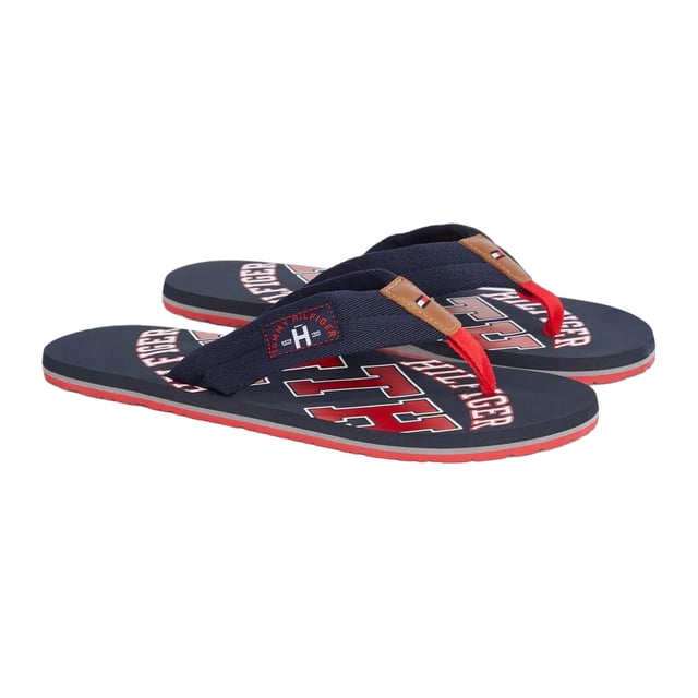 Obermaterial: Synthetischer Stoff. Marke: Tommy Hilfiger. Futterstoff: Synthetischer Stoff. Laufsohle: Gummi. Absatz: Flach. Design: Logo. Zehenstil: Pfosten. Zum Anschlüpfen.
