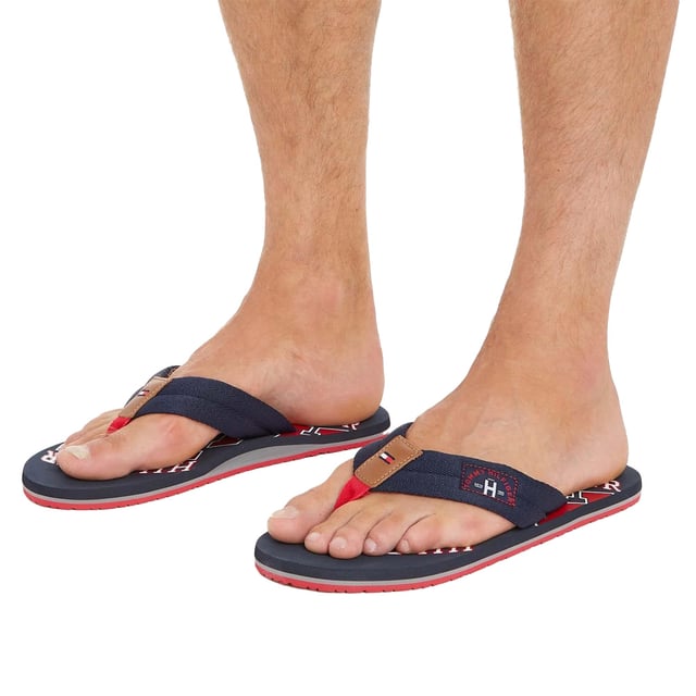 Obermaterial: Synthetischer Stoff. Marke: Tommy Hilfiger. Futterstoff: Synthetischer Stoff. Laufsohle: Gummi. Absatz: Flach. Design: Logo. Zehenstil: Pfosten. Zum Anschlüpfen.