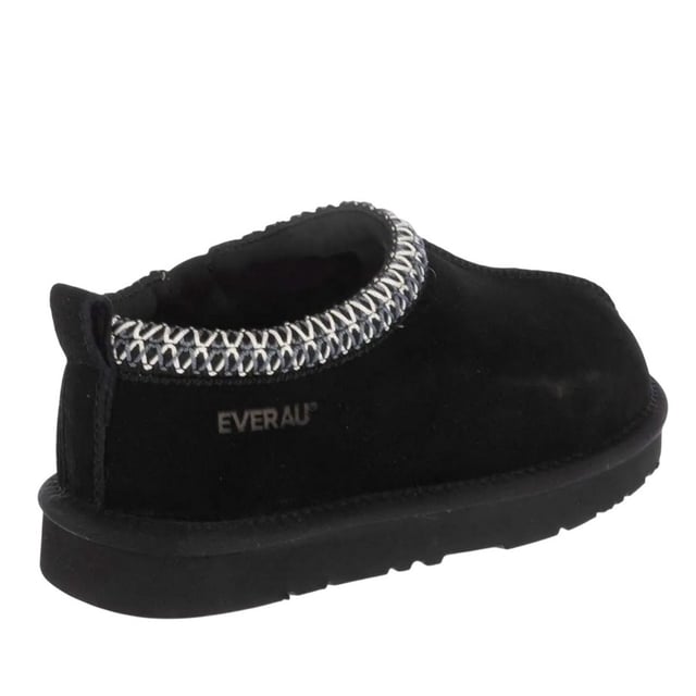 Bovenstuk: Koe Suede Leer. Voering: Schapenvacht. Binnenzool: Schapenvacht. Buitenzool: EVA, Rubber. Stoftechnologie: Duurzaam, waterbestendig. Treklipje. Platte Hak. Snijden: Laag gesneden. Ontwerp: Contrasterende details, Logo. Teenstijl: Rond. Sluiting: Slip-on.
