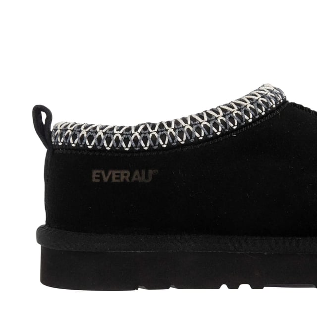 Bovenstuk: Koe Suede Leer. Voering: Schapenvacht. Binnenzool: Schapenvacht. Buitenzool: EVA, Rubber. Stoftechnologie: Duurzaam, waterbestendig. Treklipje. Platte Hak. Snijden: Laag gesneden. Ontwerp: Contrasterende details, Logo. Teenstijl: Rond. Sluiting: Slip-on.