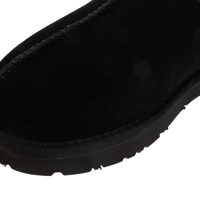Bovenstuk: Koe Suede Leer. Voering: Schapenvacht. Binnenzool: Schapenvacht. Buitenzool: EVA, Rubber. Stoftechnologie: Duurzaam, waterbestendig. Treklipje. Platte Hak. Snijden: Laag gesneden. Ontwerp: Contrasterende details, Logo. Teenstijl: Rond. Sluiting: Slip-on.