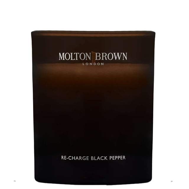 Experience the captivating aroma of the Molton Brown Re-Charge Black Pepper Candle, a luxurious addition to your home ambiance. Launched in 2015, this candle features a bold blend of spicy black pepper, zesty lemon, and warming ginger at its top. The heart reveals herbal notes of coriander, basil, and violet leaf, while the base is anchored by earthy vetiver, rich oakmoss, and the sophisticated scent of ambergris. Crafted by the cruelty-free brand Molton Brown, this exquisite candle is perfect for creating an inviting atmosphere.
