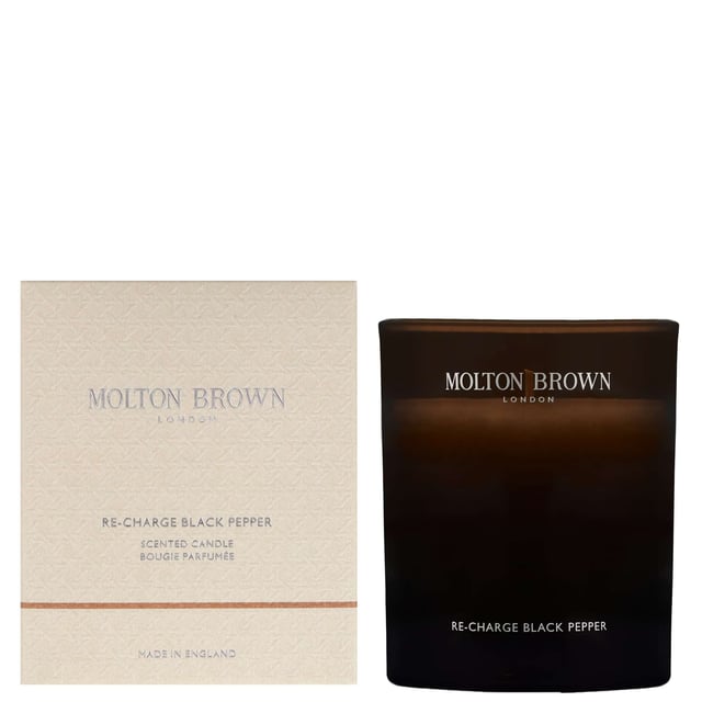 Experience the captivating aroma of the Molton Brown Re-Charge Black Pepper Candle, a luxurious addition to your home ambiance. Launched in 2015, this candle features a bold blend of spicy black pepper, zesty lemon, and warming ginger at its top. The heart reveals herbal notes of coriander, basil, and violet leaf, while the base is anchored by earthy vetiver, rich oakmoss, and the sophisticated scent of ambergris. Crafted by the cruelty-free brand Molton Brown, this exquisite candle is perfect for creating an inviting atmosphere.