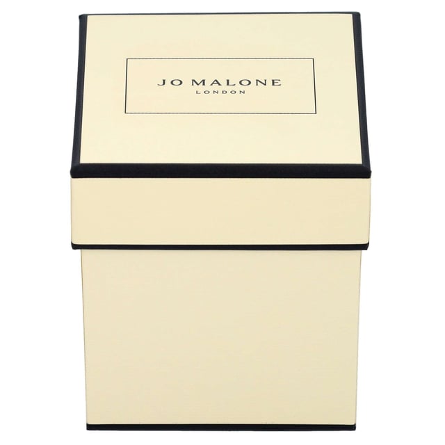 Experience the captivating aroma of the Jo Malone Dark Amber & Ginger Lily Candle. This luxurious 200g candle features an enchanting blend of amber and woody notes. The fragrance opens with a smoky top note of Black Cardamom, complemented by a floral heart of Black Orchid, and rounded off with a warm base note of Kyara Incense. Perfect for creating a soothing atmosphere in any space, this candle is a must-have for fragrance lovers. Please note that packaging may vary and matches are not included.