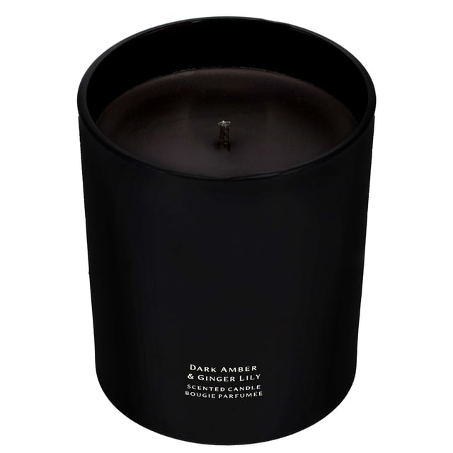 Experience the captivating aroma of the Jo Malone Dark Amber & Ginger Lily Candle. This luxurious 200g candle features an enchanting blend of amber and woody notes. The fragrance opens with a smoky top note of Black Cardamom, complemented by a floral heart of Black Orchid, and rounded off with a warm base note of Kyara Incense. Perfect for creating a soothing atmosphere in any space, this candle is a must-have for fragrance lovers. Please note that packaging may vary and matches are not included.