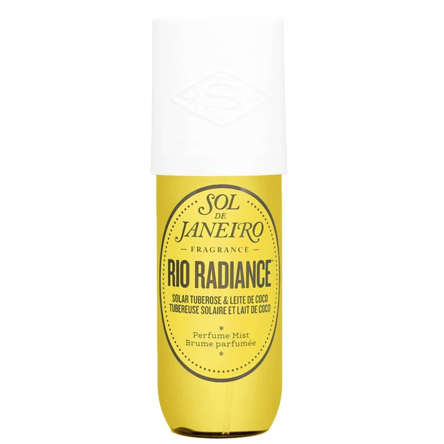 Experience the essence of Brazilian summer with Sol de Janeiro Rio Radiance 87 Perfume Mist. This captivating fragrance pays homage to the vibrant culture of Copacabana Beach in 1987, filled with lively parties and artistic expressions. The mist opens with a refreshing burst of coconut milk, leading to a heart of solar tuberose and ylang ylang, perfectly blended with warm sand. Finally, creamy vanilla and amber essence provide a comforting finish. Perfect for women seeking a unique scent that evokes the joy of sun-soaked days and carefree nights. Size: 240 ml.