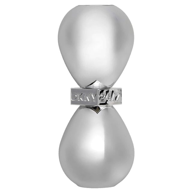 Erleben Sie den Reiz des DKNY 24/7 Eau de Parfum Sprays, einem atemberaubenden Floral Woody Musk Duft für Frauen, der 2024 lanciert wurde. Kreiert von dem angesehenen Parfumeur Frank Voelkl, fängt dieser Duft die Essenz moderner Weiblichkeit ein. Die Kopfnote eröffnet mit einer lebhaften Kombination aus Rosa Pfeffer und Rhabarber, gefolgt von einem Herzen voller saftiger Quitte, klassischer Rose, frischer Grüner Noten, berauschendem Jasmin Sambac und cremiger Tuberose. Abgerundet wird er mit einer warmen Basis aus Ambrox Super, sanftem Musk, Zedernholz und Sandelholz, die ein unvergessliches und verführerisches Aroma schafft, das schön verweilt.