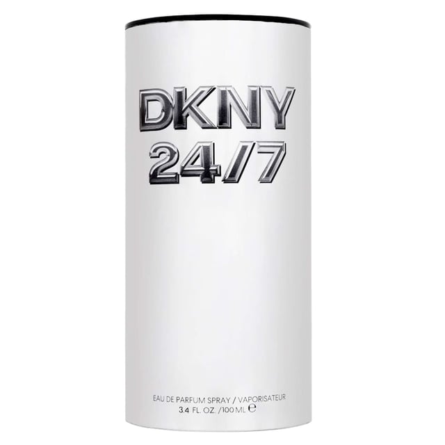 Erleben Sie den Reiz des DKNY 24/7 Eau de Parfum Sprays, einem atemberaubenden Floral Woody Musk Duft für Frauen, der 2024 lanciert wurde. Kreiert von dem angesehenen Parfumeur Frank Voelkl, fängt dieser Duft die Essenz moderner Weiblichkeit ein. Die Kopfnote eröffnet mit einer lebhaften Kombination aus Rosa Pfeffer und Rhabarber, gefolgt von einem Herzen voller saftiger Quitte, klassischer Rose, frischer Grüner Noten, berauschendem Jasmin Sambac und cremiger Tuberose. Abgerundet wird er mit einer warmen Basis aus Ambrox Super, sanftem Musk, Zedernholz und Sandelholz, die ein unvergessliches und verführerisches Aroma schafft, das schön verweilt.